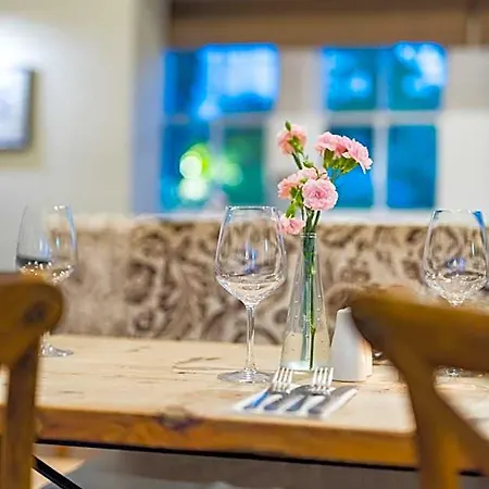 Отель The Queen's Arms Warwick-on-Eden