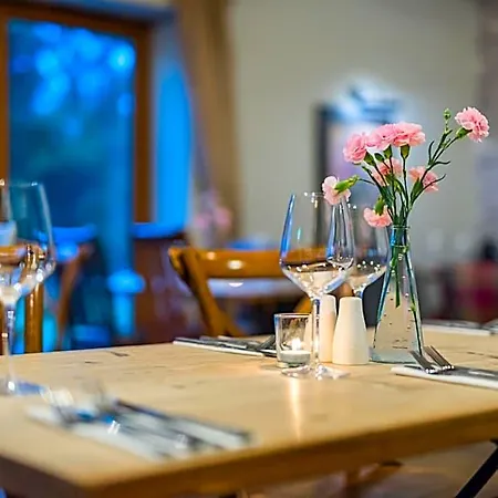 Отель The Queen's Arms Warwick-on-Eden