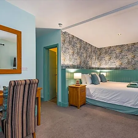 Отель The Queen's Arms Warwick-on-Eden