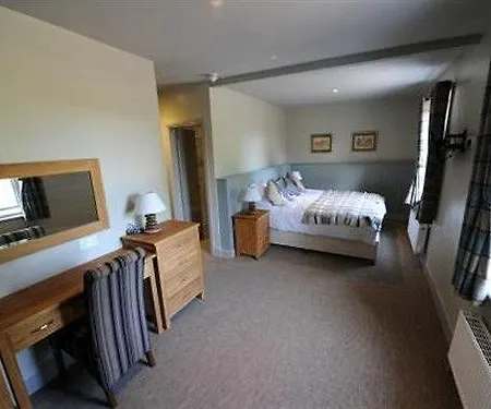Отель The Queen's Arms Warwick-on-Eden